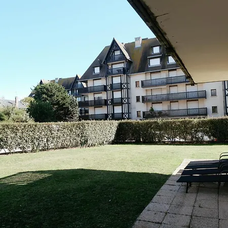 Jardin Privatif Et Parking Plage A Pied Au Coeur De Deauville